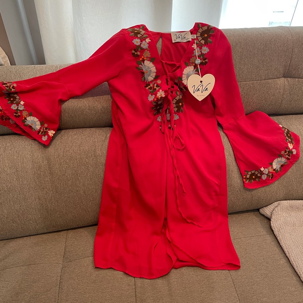 Fully lined never worn flowy dress